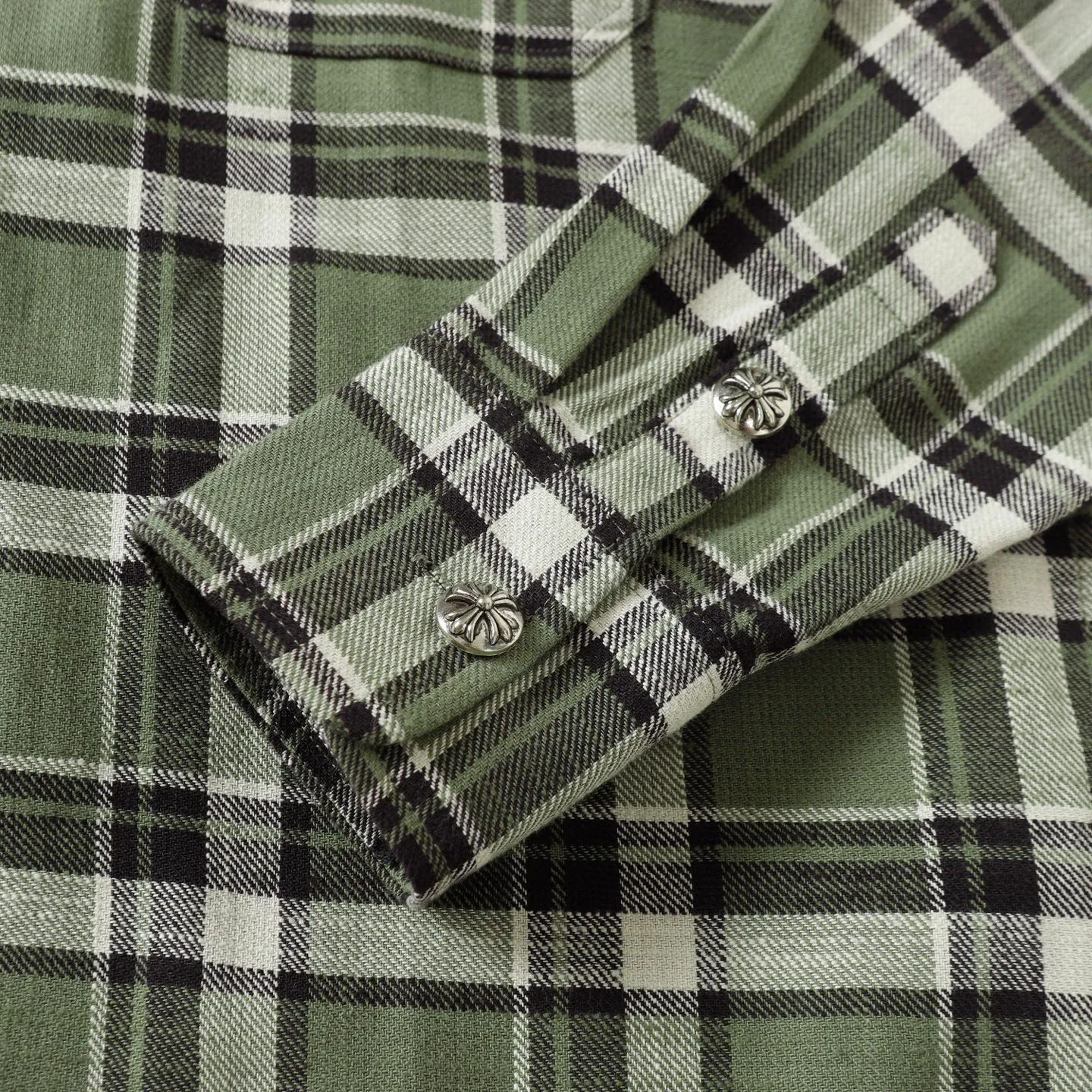 🅿️380 ch|24fw Crow Heart New Striped Plaid Splicing Silver Button Cardigan Shirt Process description: The fabric is made of custom-woven and custom-dyed wool blended fabric. The fabric contains wool components and has a very good texture. All the plaids are counter-position stitching. Every size and every plaid splicing is counter-position. It not only consumes fabric but also takes time. The details are very delicate. The sleeve logo printing uses special pulping. The characteristic of the printing process is the use of high-performance glue for printing, which creates a sense of layering on the printed pattern. The accessories of the new yb mold are used. Buttons and pocket silver jewelry are custom-developed using silver-plated foti materials. The cuffs are made with buttons and snaps that are consistent with yb and are designed with loose fit. The oversized version is truly restored. Color: blue/green/red. Size: S-XL.